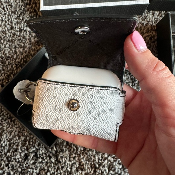 Michael Kors airpod pro case, NEW - Picture 5 of 6